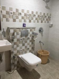 a bathroom with a toilet and a sink at Family Friendly Guest House in Bengaluru
