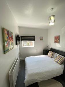 Ένα ή περισσότερα κρεβάτια σε δωμάτιο στο Whitehorse's Gated Studio Apartment
