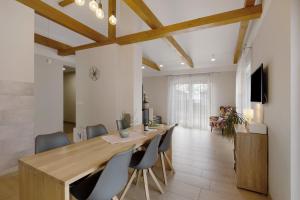 a dining room with a long table and chairs at Lifestyle Ferienhaus in Pouch