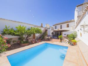 ein Swimmingpool im Hinterhof eines Hauses in der Unterkunft Cubo's Estudio Casabermeja Noches de Luna B & Pool in Casabermeja