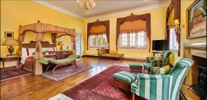 Voodi või voodid majutusasutuse The LaLit Grand Palace Srinagar toas