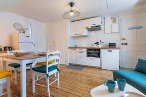 eine Küche und ein Wohnzimmer mit einem Tisch und einer Couch in der Unterkunft Au cœur de la ville, traversant et tout confort in Vannes + 18 Fotos