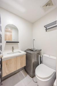 Ένα μπάνιο στο Modern Minimalist Studio with Balcony & Sunset View