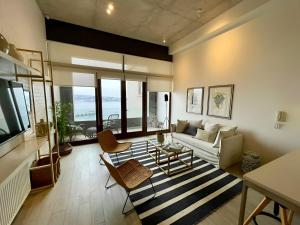 un soggiorno con un divano e un tavolo di HOM I Duplex en Mejor Vista de Valparaiso y Parking a Valparaíso