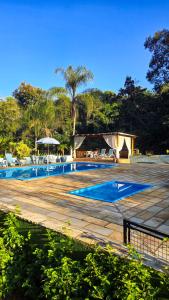 una piscina in mezzo a un cortile di Villa das Águas a Monte Alegre do Sul