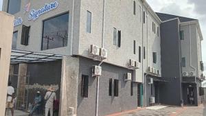 um edifício com pessoas do lado de fora em Felioth Signature, Ejigbo em Idimu