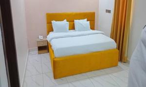 Giường trong phòng chung tại Felioth Signature, Ejigbo