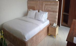 Giường trong phòng chung tại Felioth Signature, Ejigbo