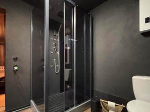 Ένα μπάνιο στο Zeller Kehr Apartment