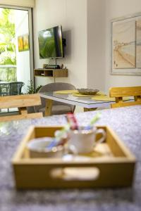 a wooden tray with a cup in a living room at Paraíso Costero Morros Vitri La Boquilla familiar 4 personas in Cartagena de Indias