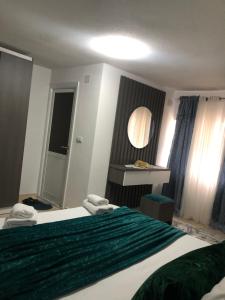 Postel nebo postele na pokoji v ubytování Dejani Guest House