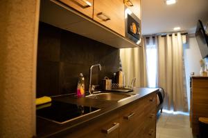 a kitchen with a sink and a counter top at Nid douillet avec Sauna in Souffelweyersheim