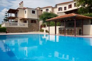 Bazén v ubytovaní Alonissos Muses Villas alebo v jeho blízkosti