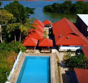 Piscina di Cockatoo Pool & Beachfront Transient Your Relaxing Family Getaway by the Sea o nelle vicinanze