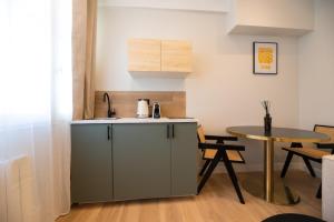 Kuchyň nebo kuchyňský kout v ubytování Cosy Studio with Prime Location, Le Marais