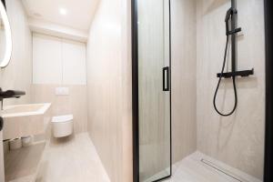 Koupelna v ubytování Cosy Studio with Prime Location, Le Marais