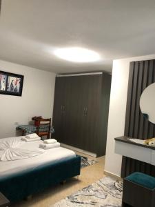 Postel nebo postele na pokoji v ubytování Dejani Guest House