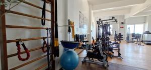 a gym with several treadmills and exercise bikes at COBAR0108 - Edifício Oceania in Salvador