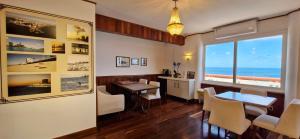 a dining room with a table and a view of the ocean at COBAR0108 - Edifício Oceania in Salvador