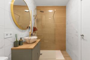 a bathroom with a sink and a mirror at Casa Woopi Torrevieja in Torrevieja