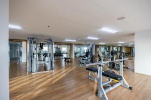 Γυμναστήριο ή/και όργανα γυμναστικής στο Modern Minimalist Studio with Balcony & Sunset View