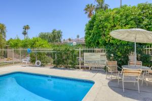 - Piscina con mesa y sombrilla en Las Flores Modern Gem, en Palm Springs