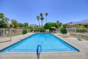 una piscina en un complejo con palmeras en Las Flores Modern Gem, en Palm Springs