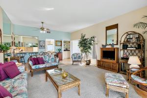 una sala de estar con un sofá y una mesa en Fairways Mtn Views, en Palm Springs