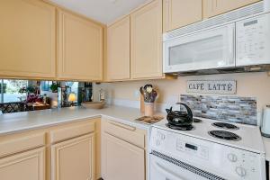 una cocina con estufa y microondas en Fairways Mtn Views, en Palm Springs