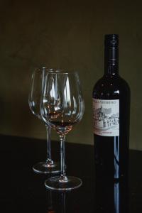 twee wijnglazen naast een fles wijn bij Troch & Foarút in Bakkeveen +9 foto's