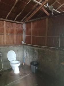 BesirBeser Bay Homestay的房间里有白色马桶的浴室