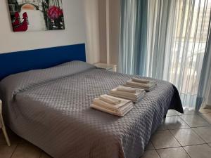 ein Schlafzimmer mit einem Bett mit Handtüchern darauf in der Unterkunft Casa Anna in Marina di Montenero