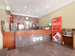 a waiting area of a ovo store with a clock at Super OYO 447 Comfort Hotel Meru in Klang +31 photos