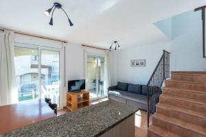 a living room with a couch and a television at Rentalmar Brisas in Miami Platja