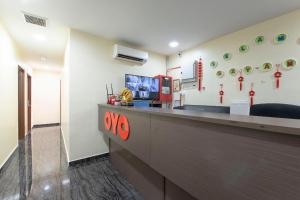 Kuchyň nebo kuchyňský kout v ubytování OYO 90380 Hotel Jasin