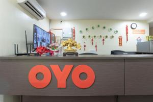 TV a/nebo společenská místnost v ubytování OYO 90380 Hotel Jasin