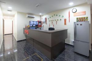 TV a/nebo společenská místnost v ubytování OYO 90380 Hotel Jasin
