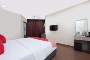TV a/nebo společenská místnost v ubytování OYO 90380 Hotel Jasin