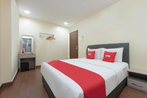 Postel nebo postele na pokoji v ubytování OYO 90380 Hotel Jasin + 37 fotografií