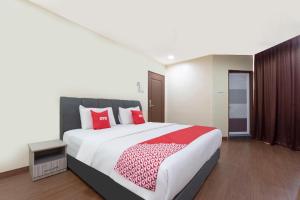 Postel nebo postele na pokoji v ubytování OYO 90380 Hotel Jasin
