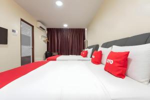 Postel nebo postele na pokoji v ubytování OYO 90380 Hotel Jasin