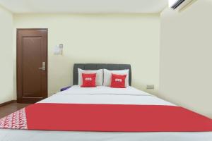Postel nebo postele na pokoji v ubytování OYO 90380 Hotel Jasin