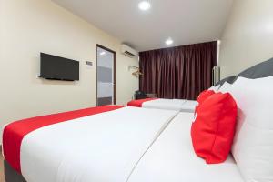 Postel nebo postele na pokoji v ubytování OYO 90380 Hotel Jasin