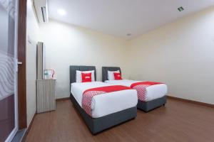 Postel nebo postele na pokoji v ubytování OYO 90380 Hotel Jasin