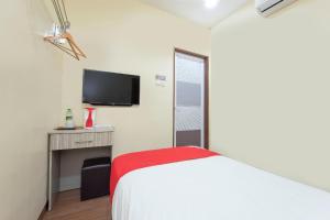 TV a/nebo společenská místnost v ubytování OYO 90380 Hotel Jasin
