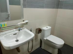 Koupelna v ubytování OYO 90380 Hotel Jasin