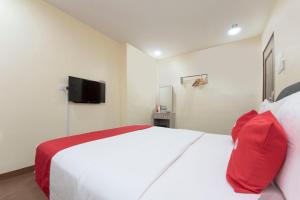 TV a/nebo společenská místnost v ubytování OYO 90380 Hotel Jasin