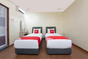 Postel nebo postele na pokoji v ubytování OYO 90380 Hotel Jasin
