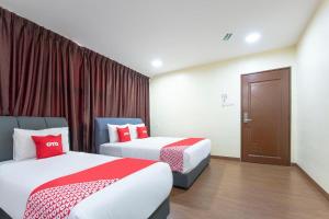 Postel nebo postele na pokoji v ubytování OYO 90380 Hotel Jasin