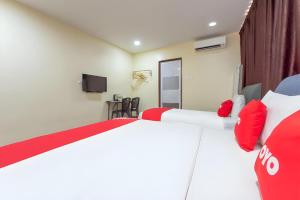 Postel nebo postele na pokoji v ubytování OYO 90380 Hotel Jasin